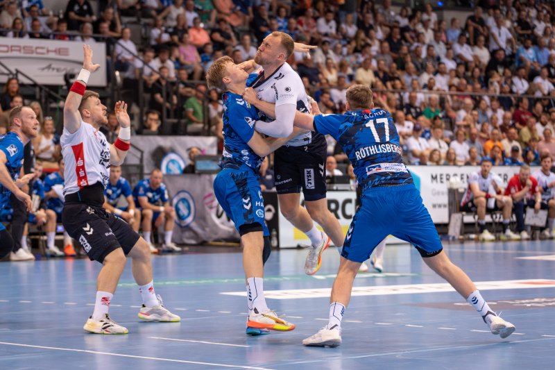 Samuel Rothlisberger (#17; TVB Stuttgart) im Zweikampf gegen SG Flensburg