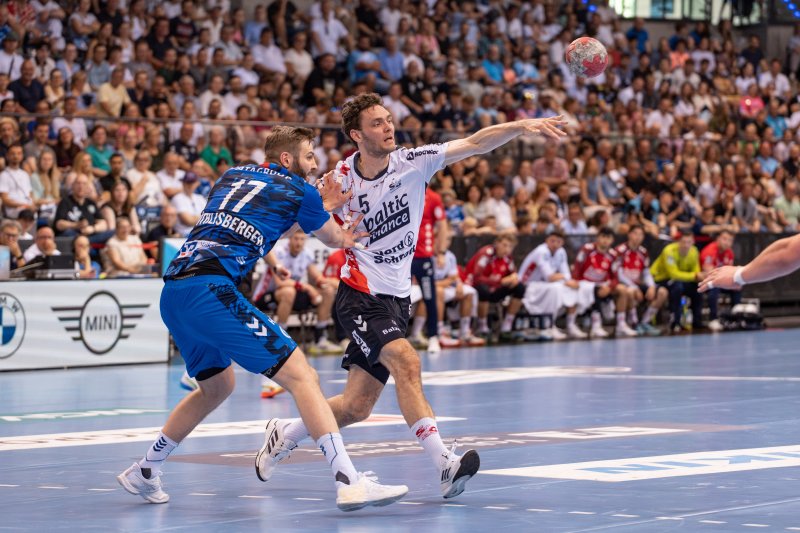 Niclas Kirkelokke (#35; SG Flensburg Handewitt) beim Wurf gegen TVB Stuttgart