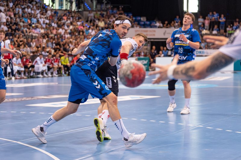 Kasper Thorsen Lien (#7; TVB 1898 Stuttgart) im Zweikampf gegen SG Flensburg Handewitt