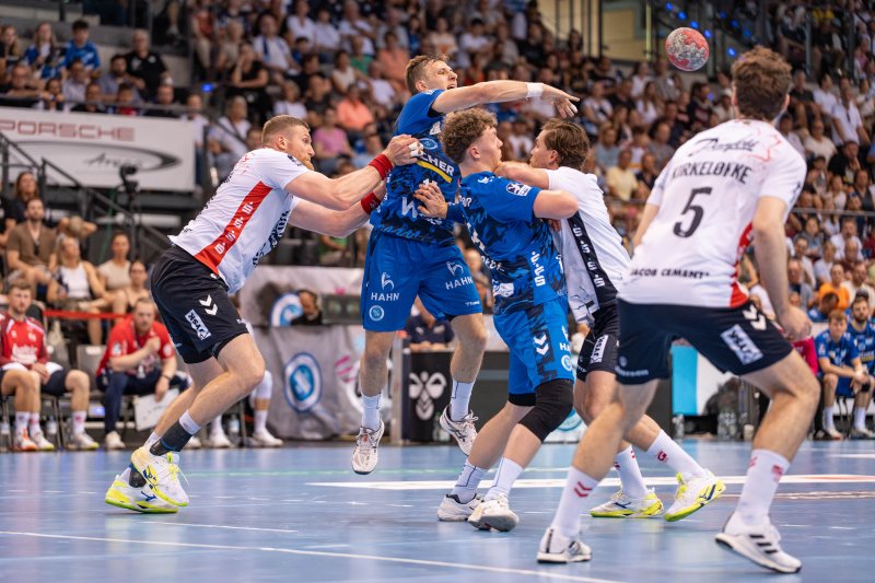 TVB Stuttgart im Zweikampf gegen SG Flensburg-Handewitt beim Wurf