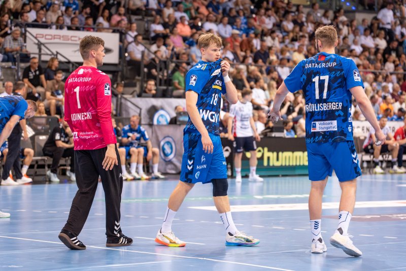 Kornecki, Heydecke (#18) und Rothlisberger (#17; TVB Stuttgart) in Spielpause