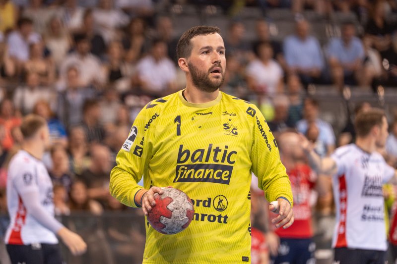Benjamin Buric (#1; SG Flensburg Handewitt) mit Ball im Tor
