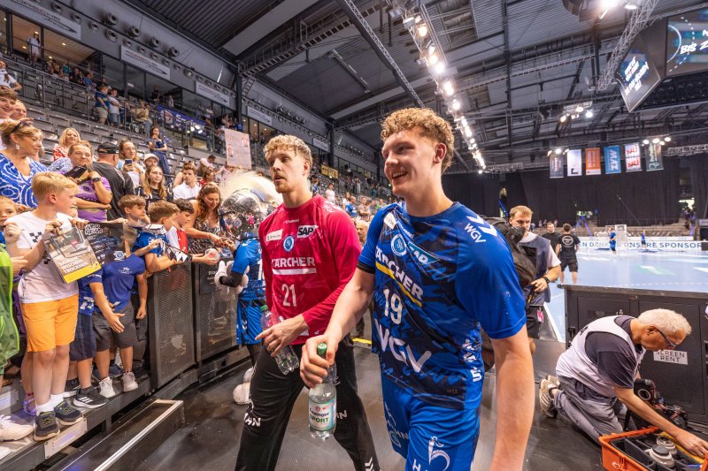 Jorick Pol (#21) und Max Heydecke (#19; TVB Stuttgart) nach dem Spiel