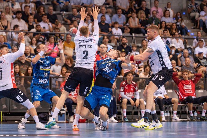 Lasse Moller (#2; SG Flensburg Handewitt) blockt Wurf gegen TVB Stuttgart