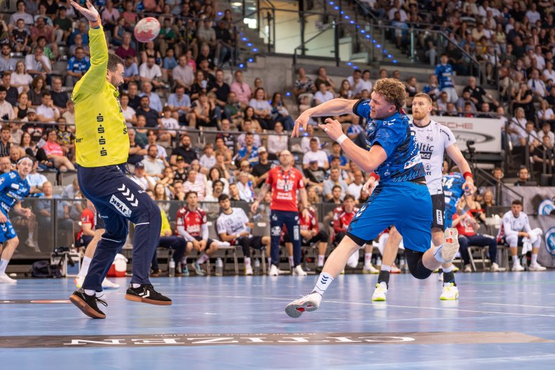 TVB Stuttgart Spieler beim Wurf gegen Flensburg-Torwart