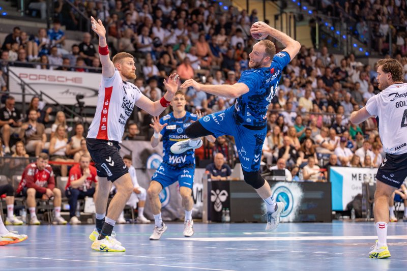 Lenny Rubin (#44; TVB 1898 Stuttgart) beim Sprungwurf gegen SG Flensburg Handewitt