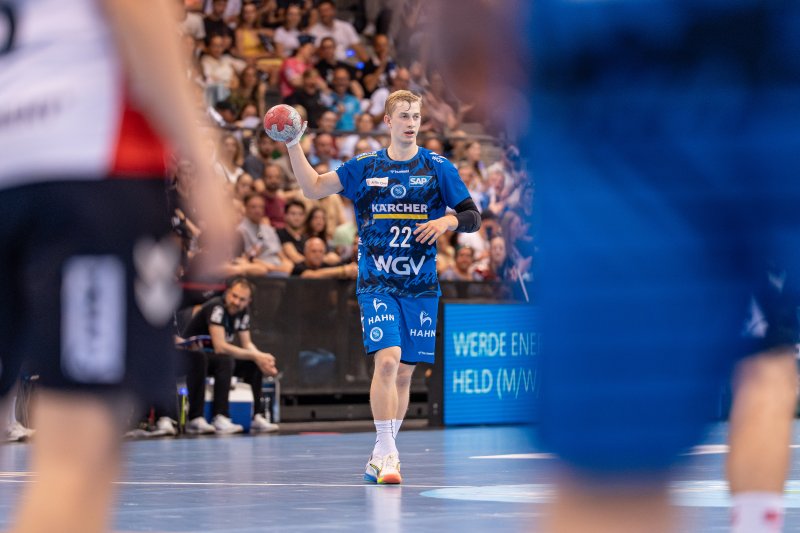 Torben Matzken (#22; TVB 1898 Stuttgart) mit Ball im Angriff