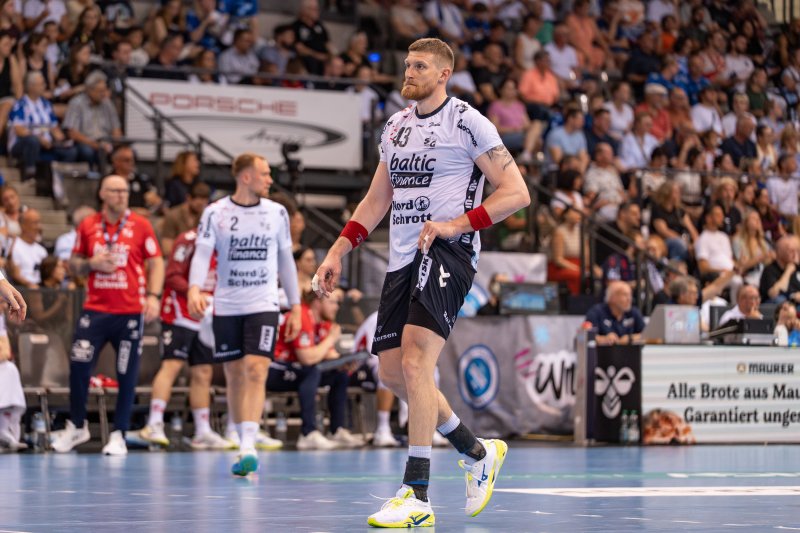 Patrick Volz (#43; SG Flensburg-Handewitt) läuft über das Spielfeld