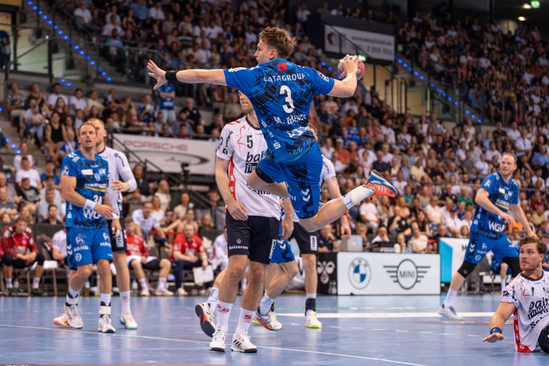 Max Häfner (#3; TVB 1898 Stuttgart) beim Sprungwurf gegen SG Flensburg Handewitt