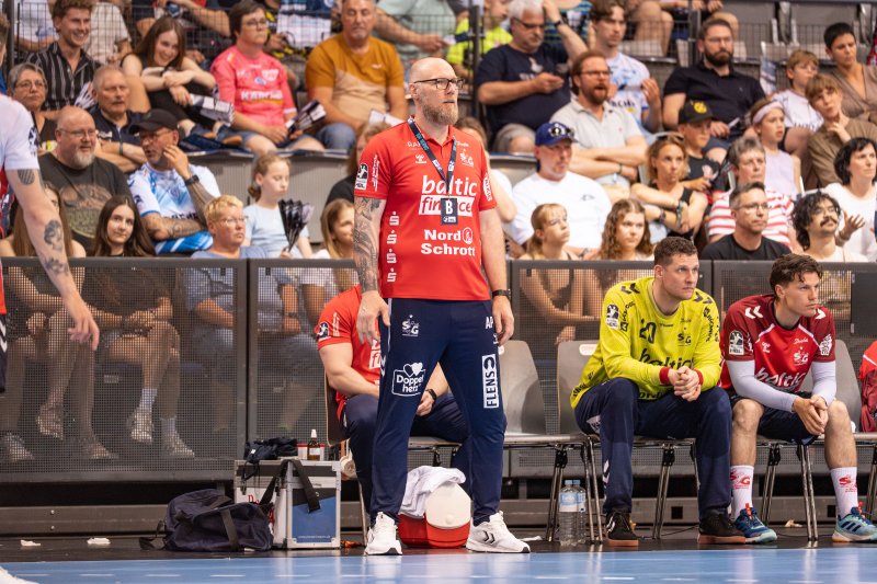 Ales Pajovic beobachtet das Spiel von der Seitenlinie