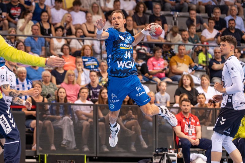 Kai Häfner (#34; TVB 1898 Stuttgart) beim Sprungwurf