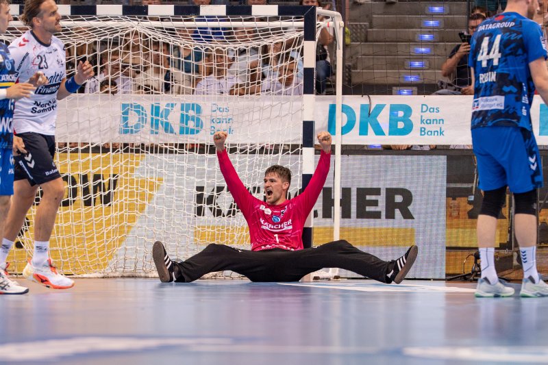 Mateusz Kornecki (#1; TVB 1898 Stuttgart) jubelt nach Parade