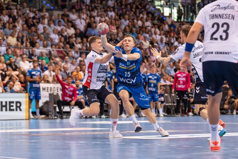 Simone Mengon (#15; TVB 1898 Stuttgart) im Zweikampf gegen SG Flensburg Handewitt