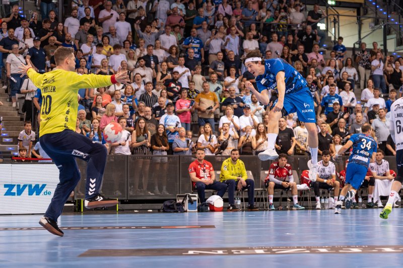 Kai Häfner (#34; TVB Stuttgart) beim Sprungwurf gegen Kevin Moller (#20; Flensburg)