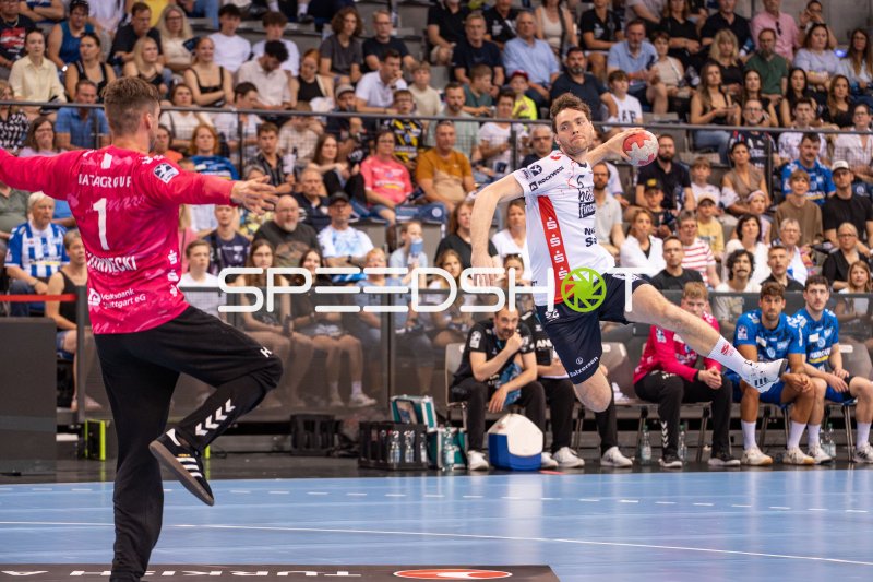 Niclas Kirkelokke (#5; SG Flensburg Handewitt) beim Sprungwurf gegen Mateusz Kornecki (#1; TVB 1898 Stuttgart)