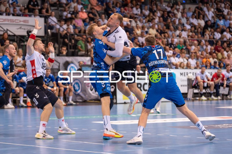 Handball, Saison 25/26, 1. Bundesliga, Porsche-Arena Stuttgart, Stuttgart (blau), Flensburg (weiß), Linus Schmid #18 (links, Stuttgart),Simon Pytlick #2 (mitte, Flensburg)