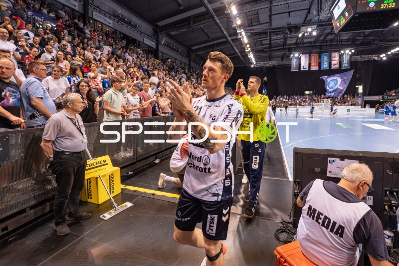 Emil Jakobsen (#31; SG Flensburg Handewitt) applaudiert den Fans
