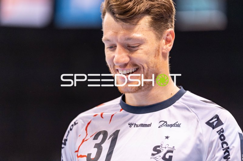 Emil Jakobsen (#31; SG Flensburg Handewitt) lächelt