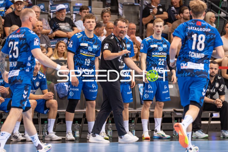 Handball, Saison 25/26, 1. Bundesliga, Porsche-Arena Stuttgart, Stuttgart (blau), Flensburg (weiß), Misha Kaufmann (Stuttgart)