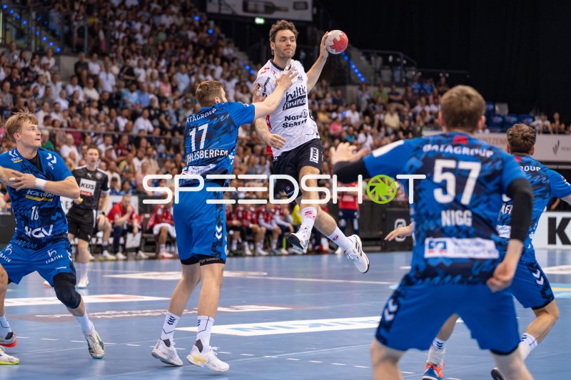 Niclas Kirkelokke (#5; SG Flensburg Handewitt) beim Sprungwurf gegen TVB Stuttgart
