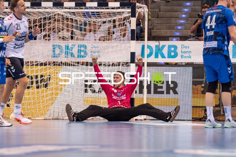 Mateusz Kornecki (#1; TVB 1898 Stuttgart) jubelt nach Parade