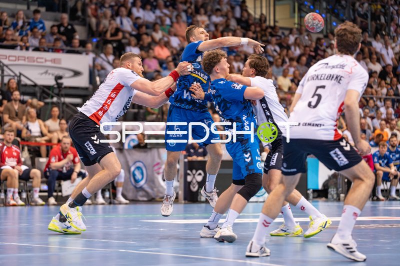 Handball, Saison 25/26, 1. Bundesliga, Porsche-Arena Stuttgart, Stuttgart (blau), Flensburg (weiß), Max Häfner #3 (Stuttgart)
