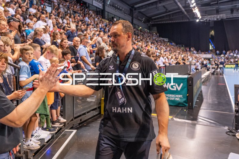 Misha Kaufmann (TVB 1898 Stuttgart) klatscht Fans ab