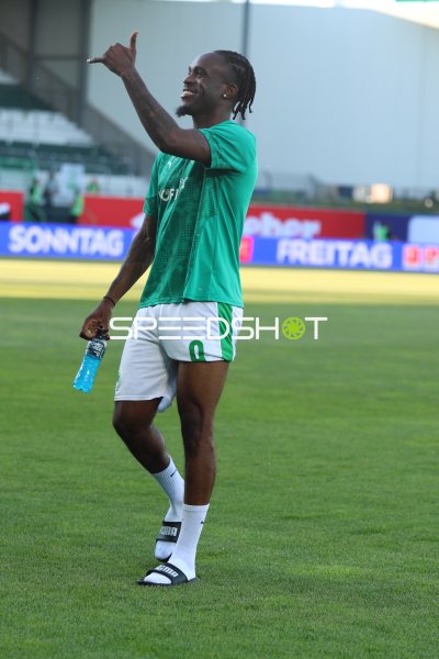 Noel Futkeu (#9; SpVgg Greuther Fürth) feiert vor den Fans