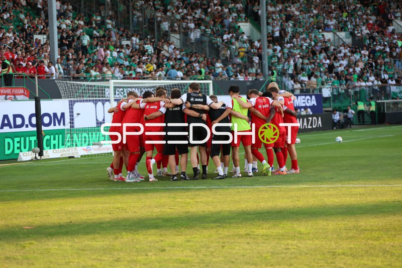 Rot-Weiss Essen bildet Mannschaftskreis vor vollem Stadion