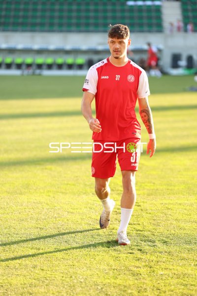 Jannik Hofmann (#37; Rot-Weiss Essen) läuft über den Rasen