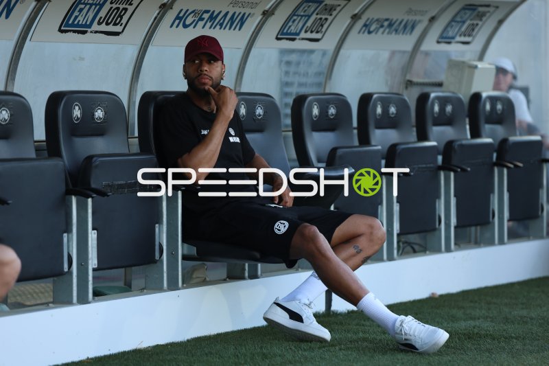 Spieler sitzt auf der Bank im Stadion der SpVgg Greuther Fürth