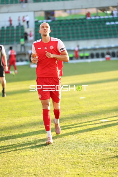 Tobias Kraulich (#33; Rot-Weiss Essen) beim Aufwärmen