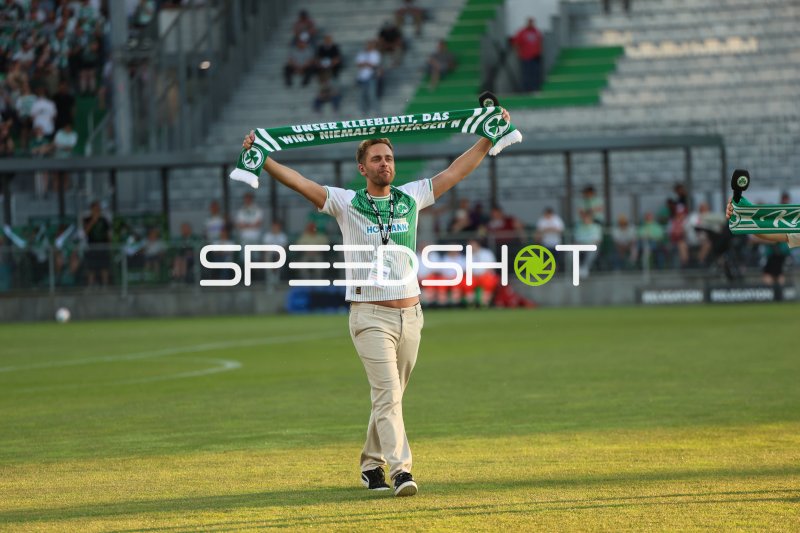 SpVgg Greuther Fürth Fan präsentiert Fanschal auf dem Spielfeld