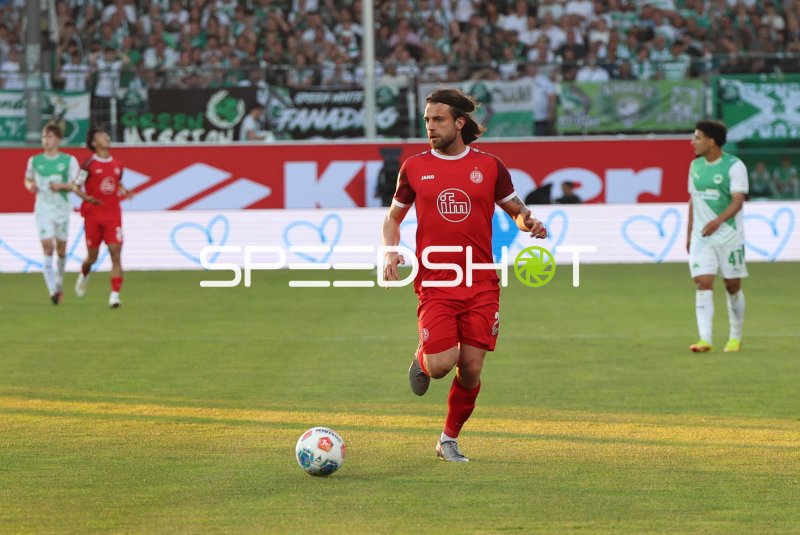 José Enrique Ríos Alonso (#23; Rot-Weiss Essen) am Ball