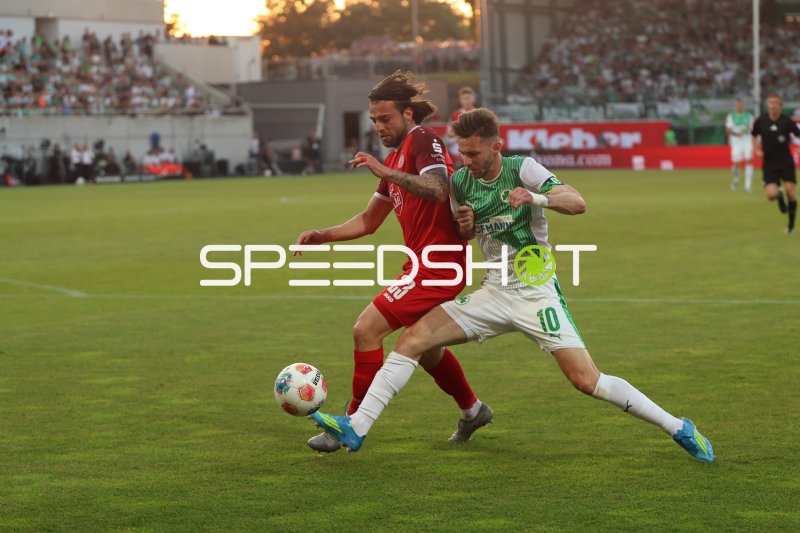 José Enrique Ríos Alonso (#23; Rot-Weiss Essen) im Zweikampf mit Branimir Hrgota (#10; SpVgg Greuther Fürth)