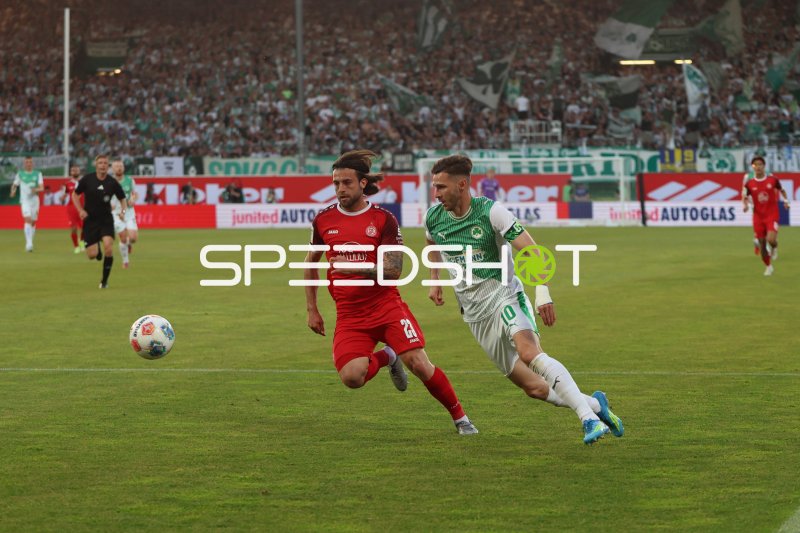 José Enrique Ríos Alonso (#23; Rot-Weiss Essen) im Zweikampf mit Branimir Hrgota (#10; SpVgg Greuther Fürth)