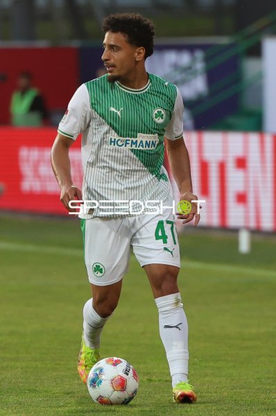 Sayfallah Ltaief (#47; SpVgg Greuther Fürth) am Ball
