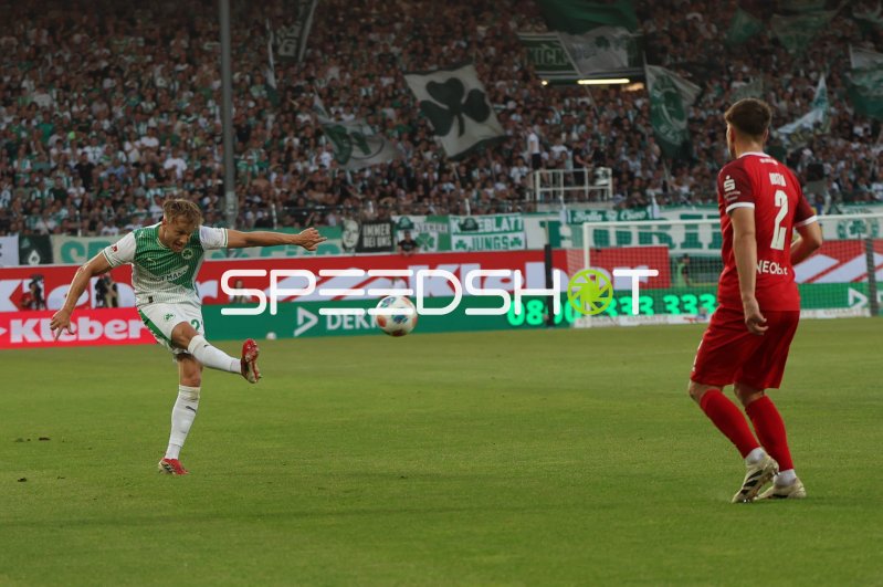 Jannik Dehm (#23; SpVgg Greuther Fürth) zieht ab vor vollem Haus