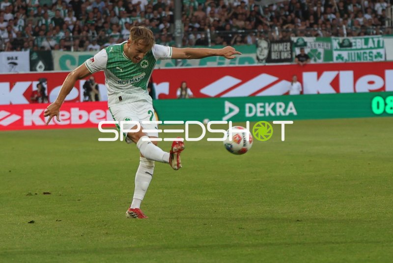 Juan Cabrera (#22; SpVgg Greuther Fürth) beim Torschuss