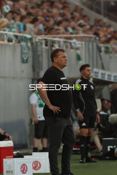 Trainer von Rot-Weiss Essen beobachtet das Spiel an der Seitenlinie