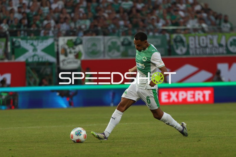 Sacha Bansé (#6; SpVgg Greuther Fürth) am Ball