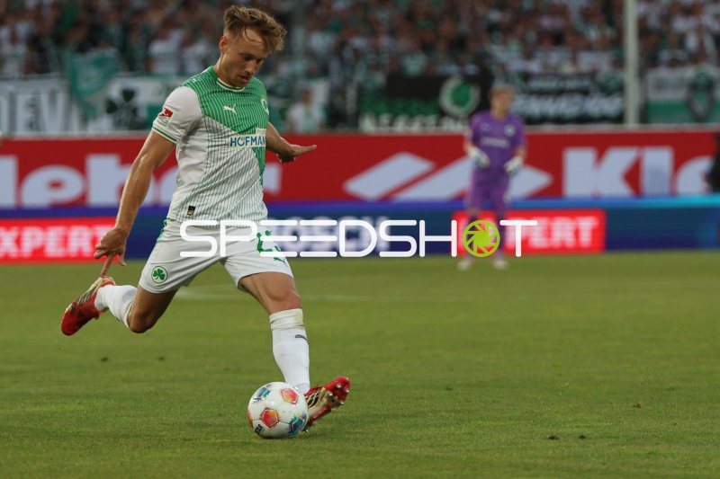 Jannik Dehm (#23; SpVgg Greuther Fürth) beim Schuss aufs Tor