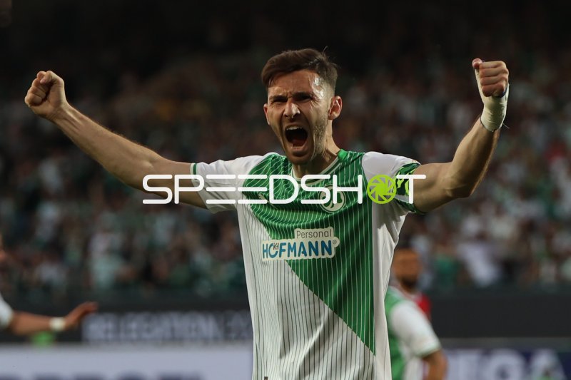 SpVgg Greuther Fürth Spieler bejubelt Tor mit geballten Fäusten