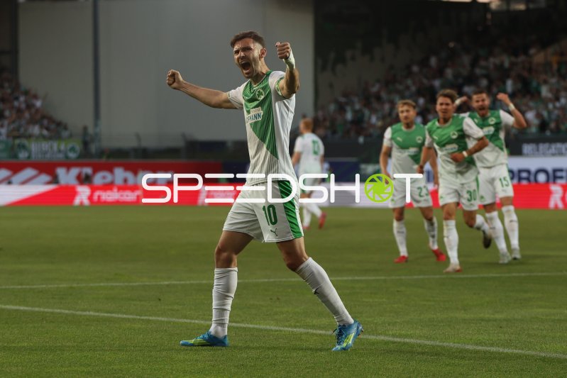 Branimir Hrgota (#10; SpVgg Greuther Fürth) bejubelt Torerfolg