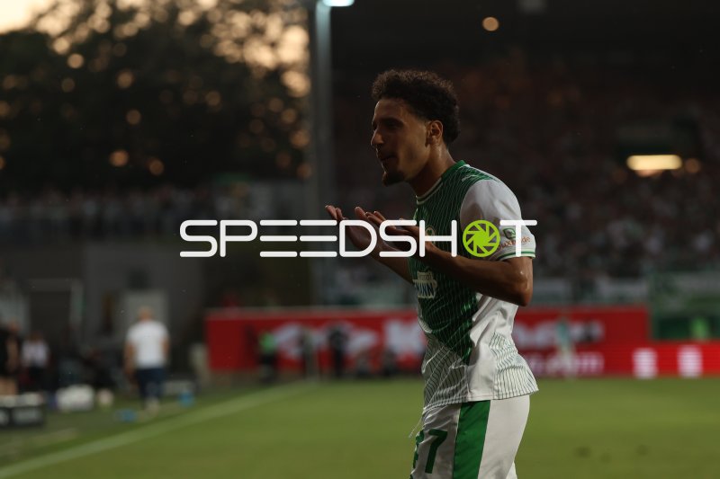 Luca Itter (#27; SpVgg Greuther Fürth) reklamiert