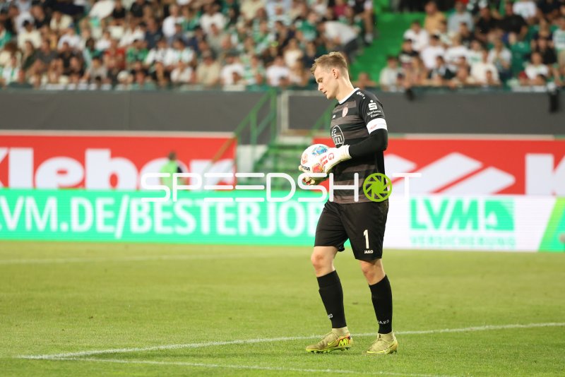 Jakob Golz (#1; Rot-Weiss Essen) hält den Ball in den Händen