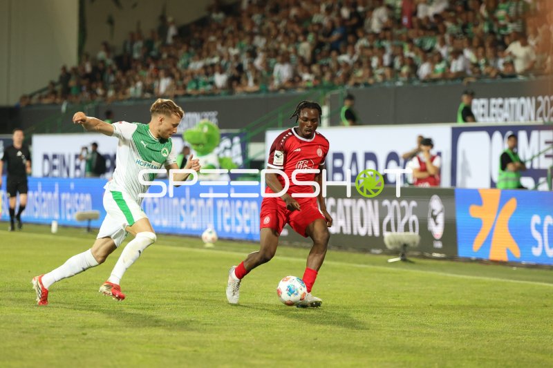 Dickson Abiama (#11; Rot-Weiss Essen) im Zweikampf gegen SpVgg Greuther Fürth