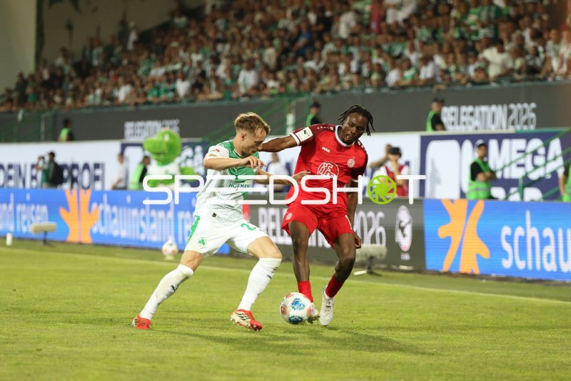 Zweikampf zwischen Rot-Weiss Essen und SpVgg Greuther Fürth