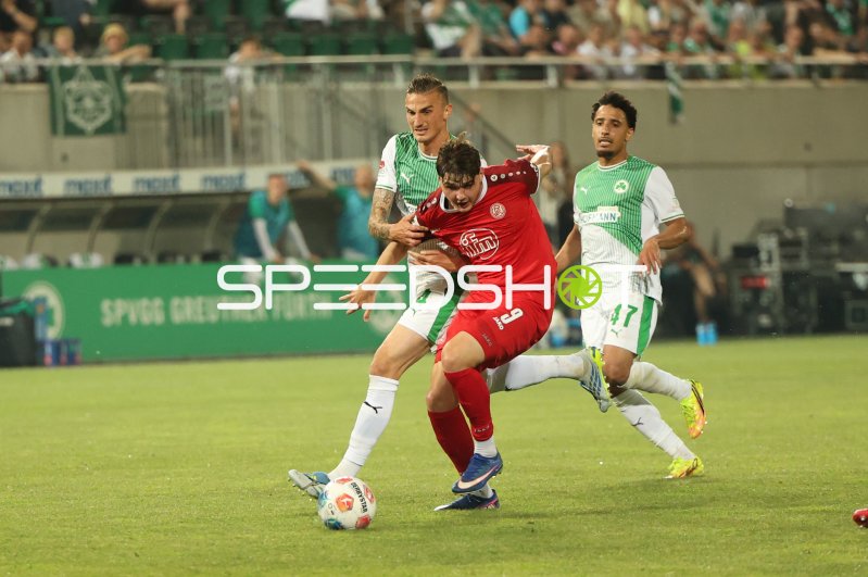 Philipp Ziereis (#4; SpVgg Greuther Fürth) im Zweikampf gegen Rot-Weiss Essen