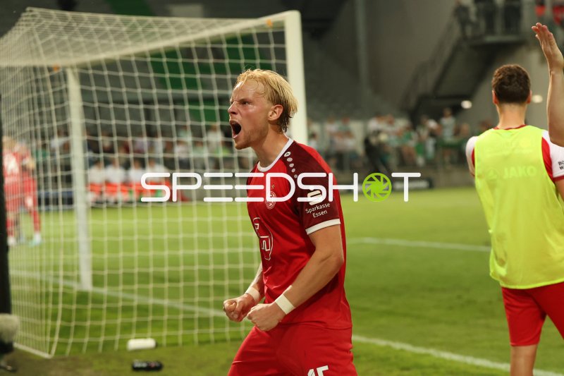 Ben Hüning (#15; Rot-Weiss Essen) bejubelt Treffer